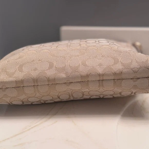 Coach Signature crossbody File Bag - New Without Tags - 13" x 10.5" - Picture 11 of 13